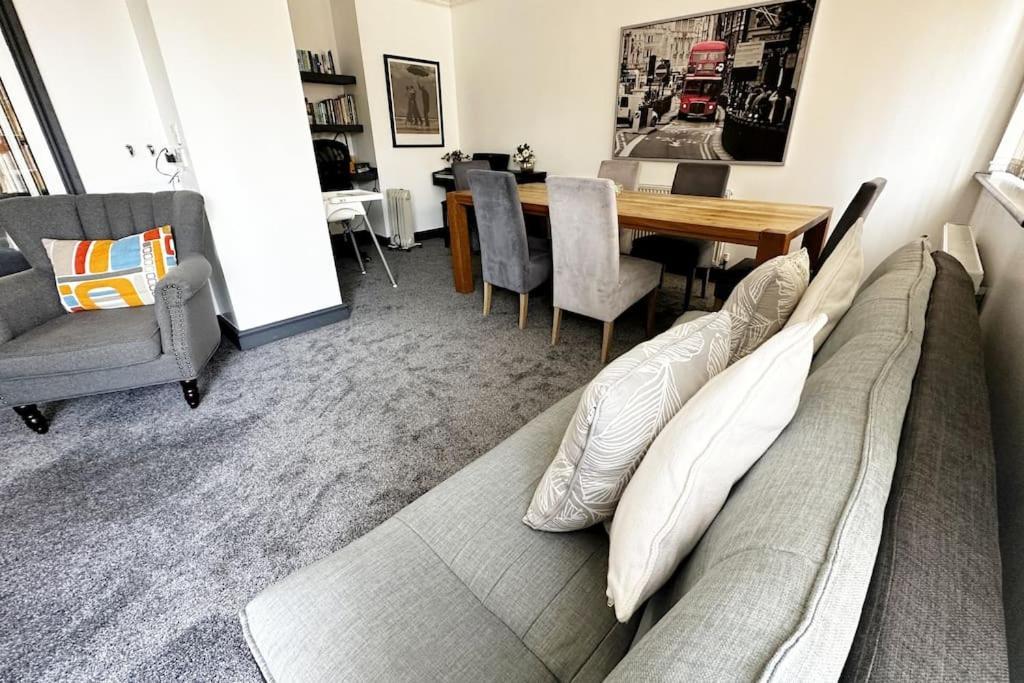 Green Haven Villa: Spacious 4BR Retreat with Hot Tub & Garden Kidlington Exterior photo