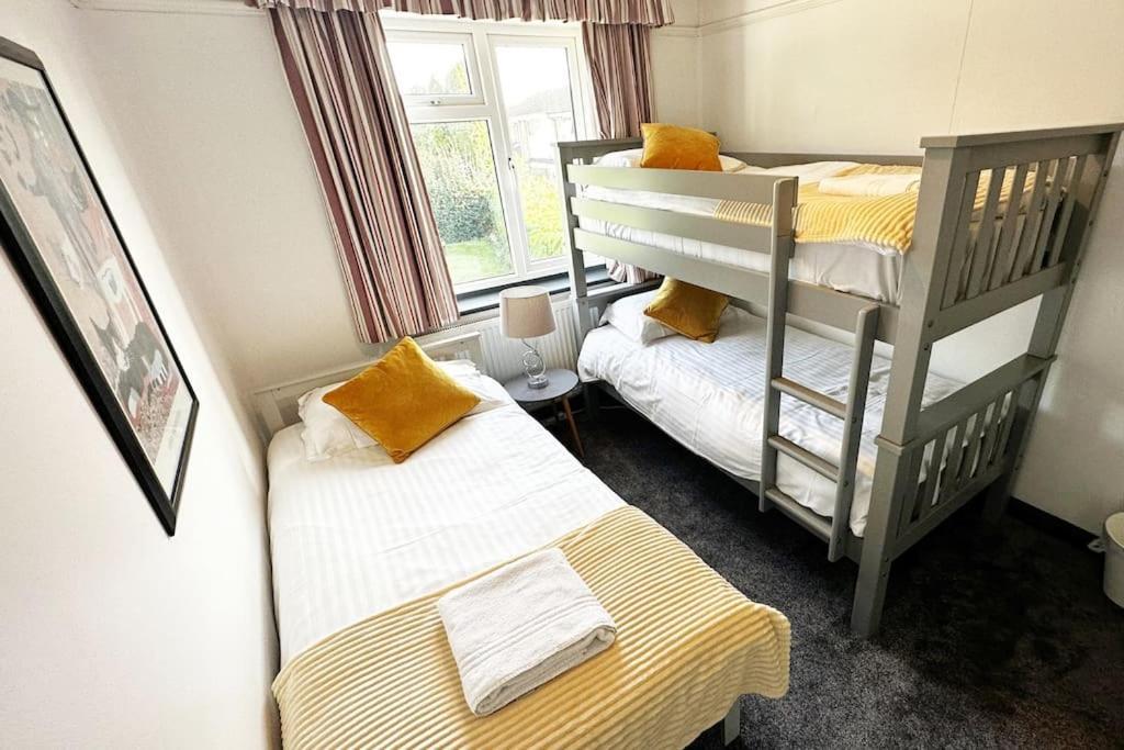 Green Haven Villa: Spacious 4BR Retreat with Hot Tub & Garden Kidlington Exterior photo
