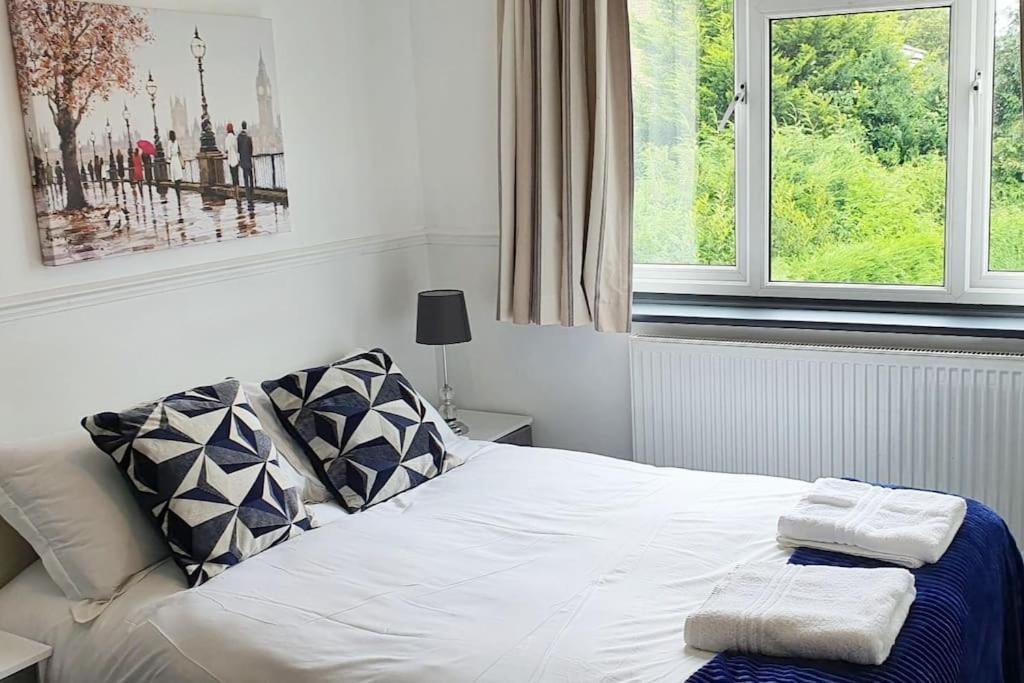 Green Haven Villa: Spacious 4BR Retreat with Hot Tub & Garden Kidlington Exterior photo