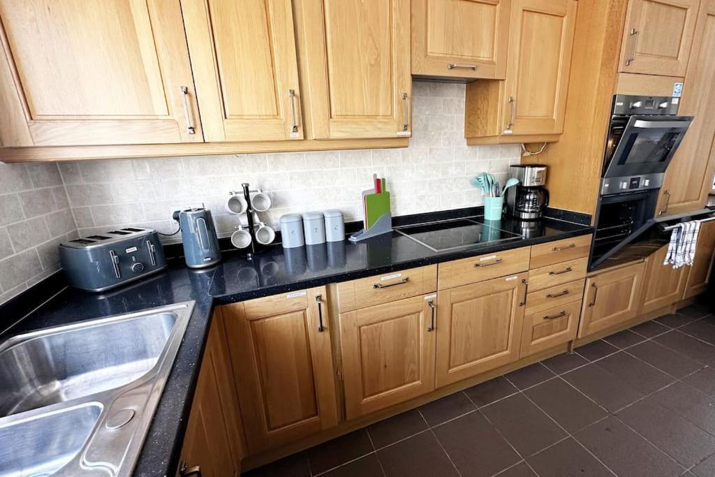 Green Haven Villa: Spacious 4BR Retreat with Hot Tub & Garden Kidlington Exterior photo