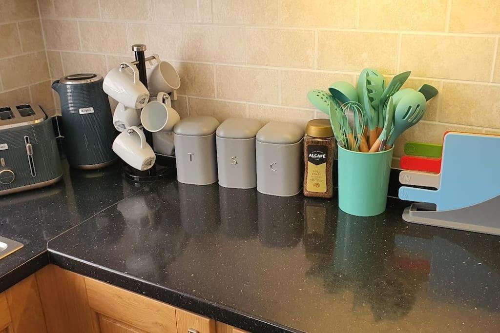 Green Haven Villa: Spacious 4BR Retreat with Hot Tub & Garden Kidlington Exterior photo