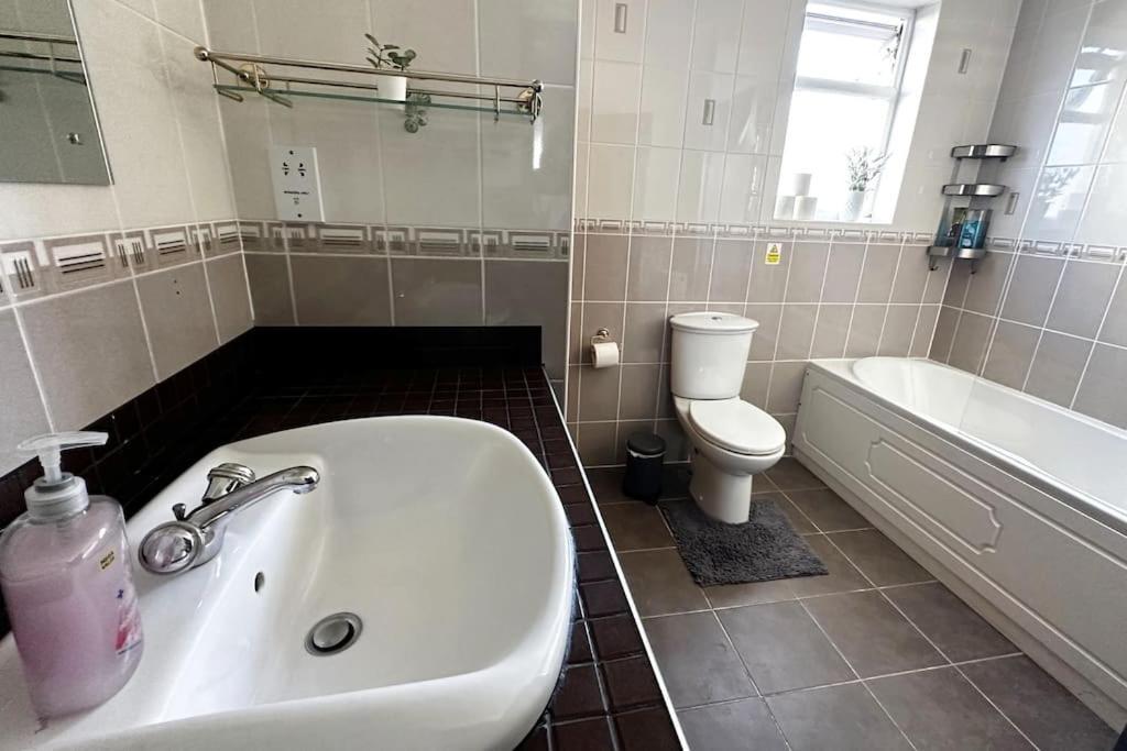 Green Haven Villa: Spacious 4BR Retreat with Hot Tub & Garden Kidlington Exterior photo