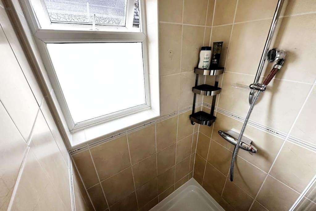 Green Haven Villa: Spacious 4BR Retreat with Hot Tub & Garden Kidlington Exterior photo
