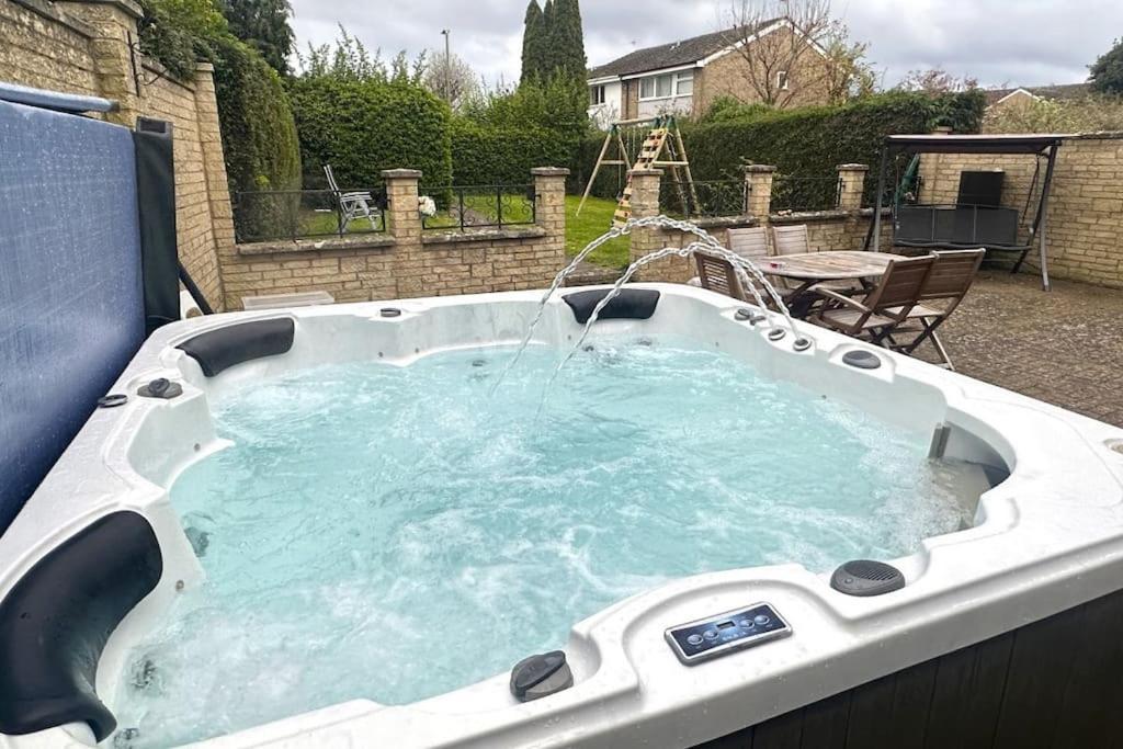 Green Haven Villa: Spacious 4BR Retreat with Hot Tub & Garden Kidlington Exterior photo